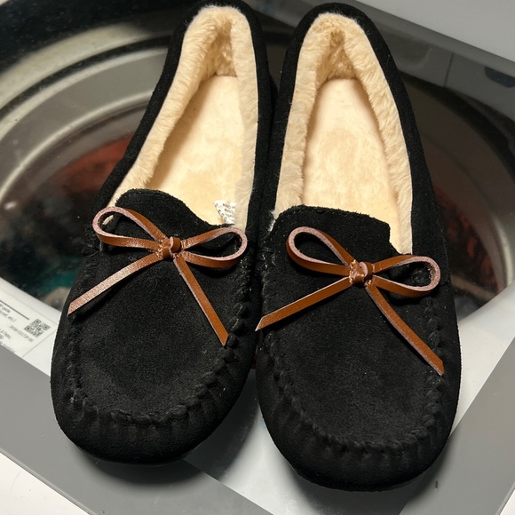 Secret Treasures Shoes - Secret treasures sz 8 Black Faux-Suede Cozy Bow Moccasin Slippers never worn.